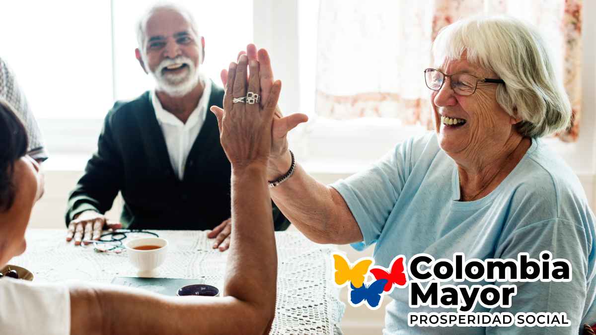 Adultos mayores chocando manos alegres -Aumentó el valor de la transferencia Colombia Mayor, Consulta con tu CC giro disponible