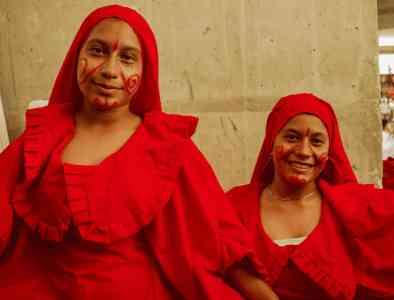 Mujeres Wayuu con vestido rojo - Beneficio Tránsito a Renta Ciudadana.