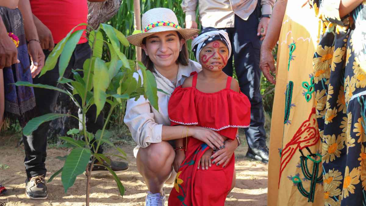 Laura Sarabia con niño Wayuu - Directora de Prosperidad Social.