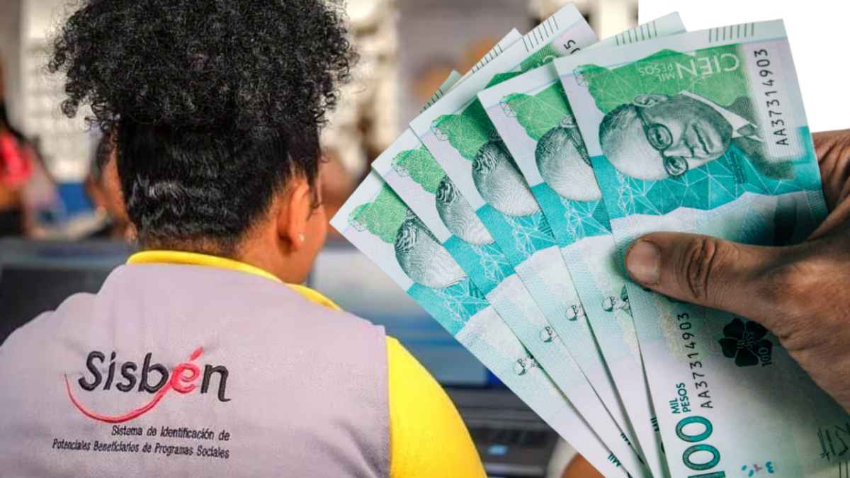 Encuestador del Sisbén, con un mano con 5 billetes de 100.000 pesos colombianos.