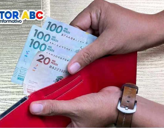 Logo de WINTOR ABC, Manos sosteniendo una billetera, carera, sacando billetes, dinero colombiano