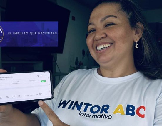 Foto de mujer realizando consulta de Ingreso Mínimo Garantizado 2024 y logo de Wintor ABC