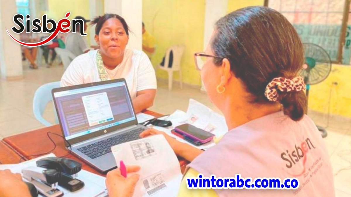 Mujer realizando su encuesta del sisbén ¿Ya actualizaste tu Sisbén? wintorabc.com.co
