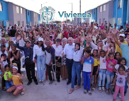 Imagen de familias felices "El Plan Rescate" Permite al Gobierno del Cambio entregar Viviendas gratuitas a Familias que daban por perdidas