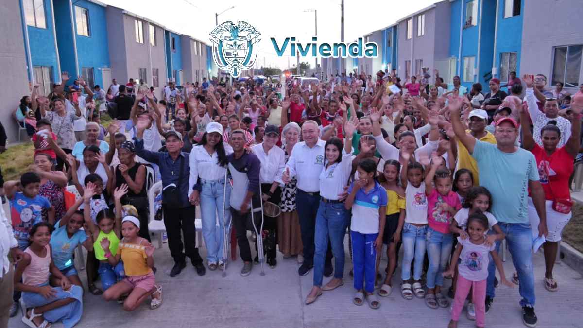 Imagen de familias felices "El Plan Rescate" Permite al Gobierno del Cambio entregar Viviendas gratuitas a Familias que daban por perdidas