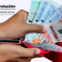 Imagen de billeter con dinero colombiano, IVA 2024