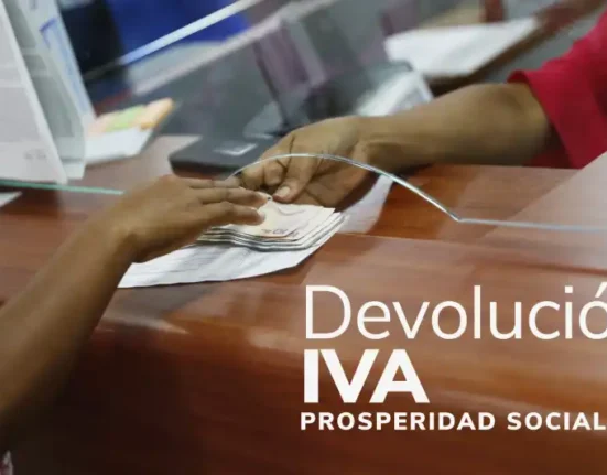 Devolución del IVA en Noviembre: Consulta si eres beneficiario y el Monto a Recibir - Cajero entregando dinero por ventanilla.