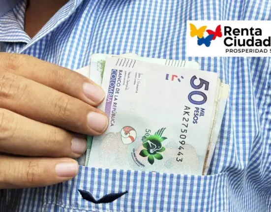 Renta Ciudadana: Conozca si recibirá pagos nuevamente en el próximo ciclo - Persona sacando del Bolsillo de la camisa billetes colombianos