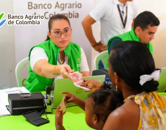 Beneficiaria reclamando el giro por ventanilla en el Banco Agrario, medios de pago de Renta Ciudadana