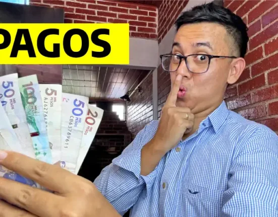 Wintor ABC hagarrando un su mano billetes de denominación Colombiana, pagos de Ingreso Mínino en Noviembre.