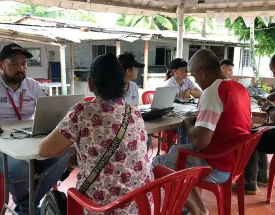 Encuestadores del Sisbén realizando jornada de actualización de datos, grupo B del sisbén.