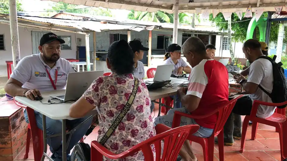 Encuestadores del Sisbén realizando jornada de actualización de datos, grupo B del sisbén.