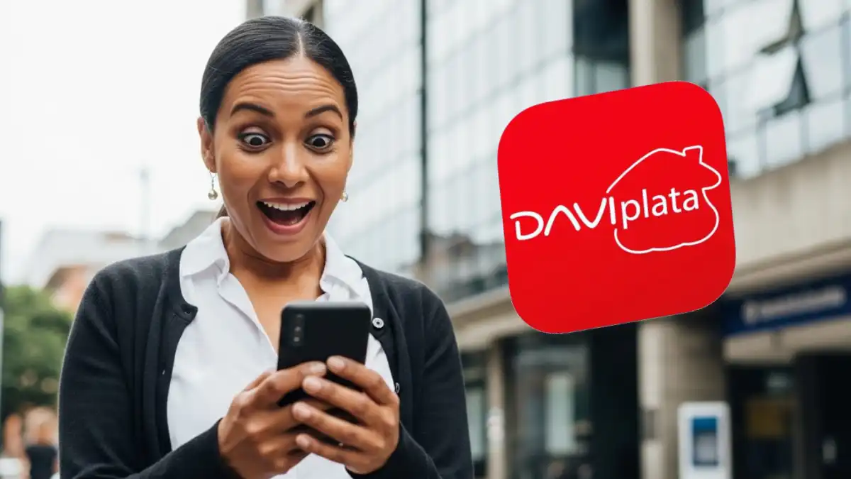 Mujer mirando el celular asombrada y el logo de Daviplata