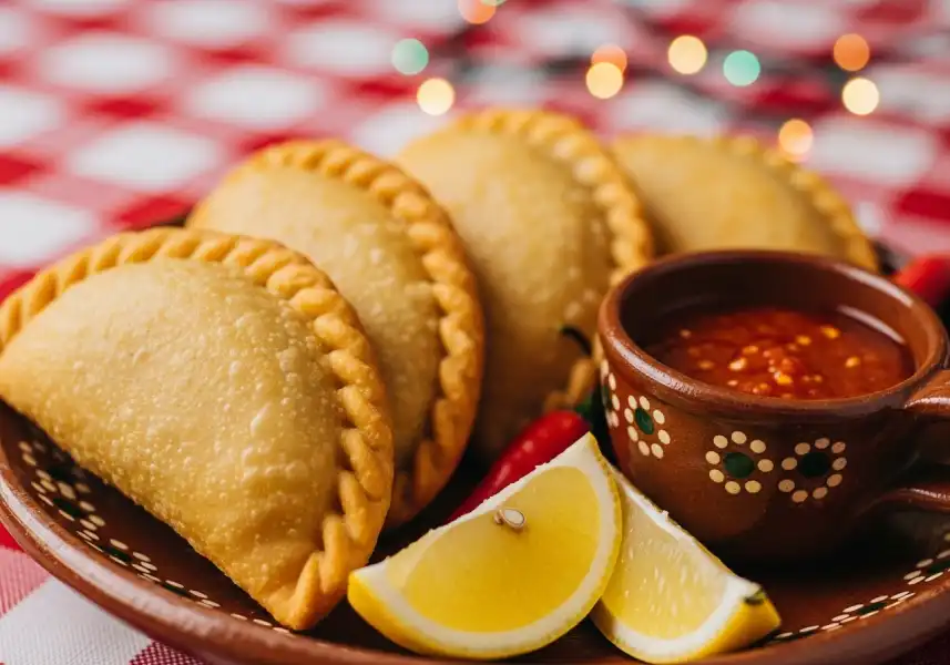 7 comidas típicas que los colombianos disfrutan en diciembre: tradición, sabor y unión familiar 8 Empanadas - Wintor ABC