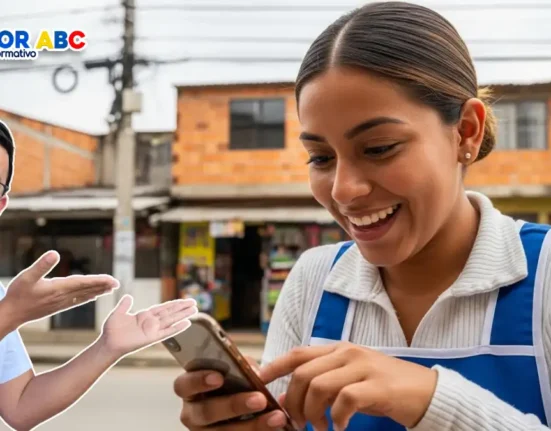 Mujer colombiana revisando en su celular el pago de noviembre en la página de giros del Banco Agrario, luego de que Confirman el link oficial.