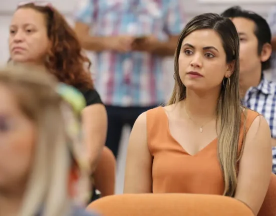 Convocatoria MinCiencias - Profesora sentada escuchando información