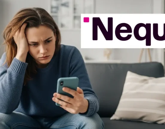 Nequi caída masiva - Mujer aburrida en el sofa mirando el celular