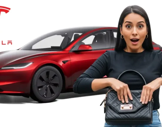 Tesla llega a Colombia - Mujer asombrada por el precio.