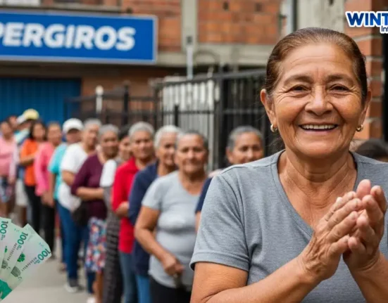 Mujer adulta mayor feliz por que arranca el ciclo 11