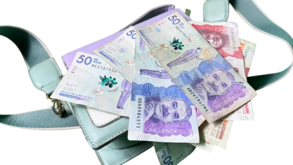 Aumento del salario mínimo de 2026 - Billetes Colombianos de 50 mil pesos
