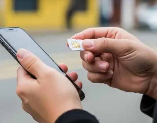 cambio en las SIM Cards - Persona sosteniendo un celular