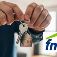 Manos con llaves y logo de FNA