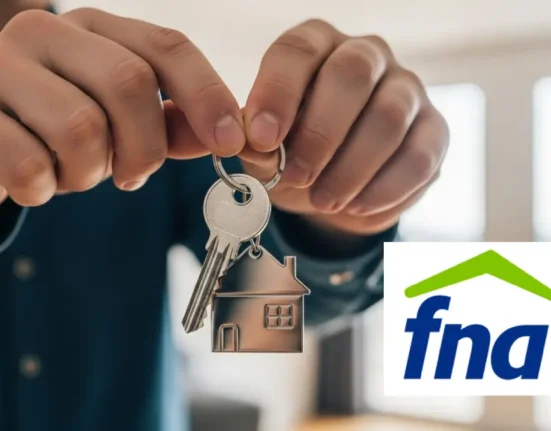 Manos con llaves y logo de FNA