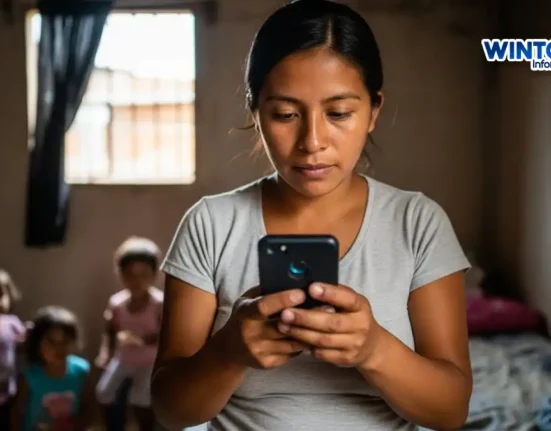 imagen de una madre mirando el celular la noticia de Wintor ABC; pagos en algunas localidades aplazados
