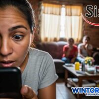 Imagen de una madre mirando en su celular que le Cambió tu grupo