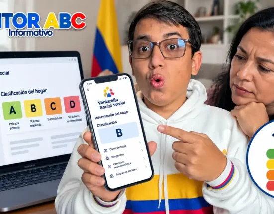 Familia consultando información del Sisbén y RUI mediante una plataforma digital.