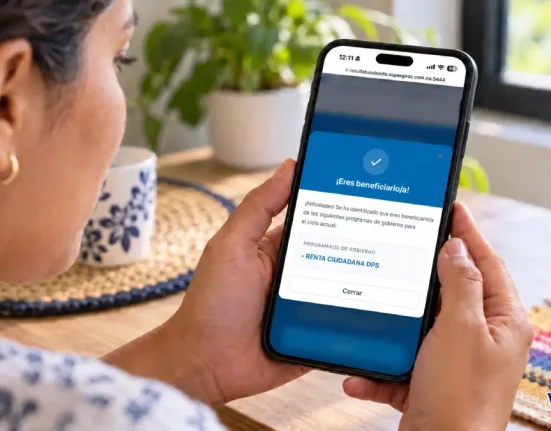Mujer revisa en su celular un resultado de la consulta de subsidios de SuperGIROS.
