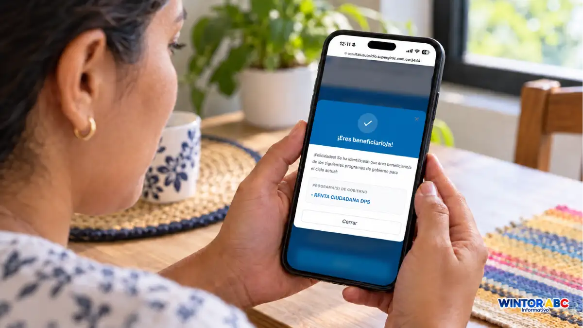 Mujer revisa en su celular un resultado de la consulta de subsidios de SuperGIROS.