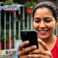 Imagen d emujer feliz al verificar desde su celular la Consulta en SuperGIROS