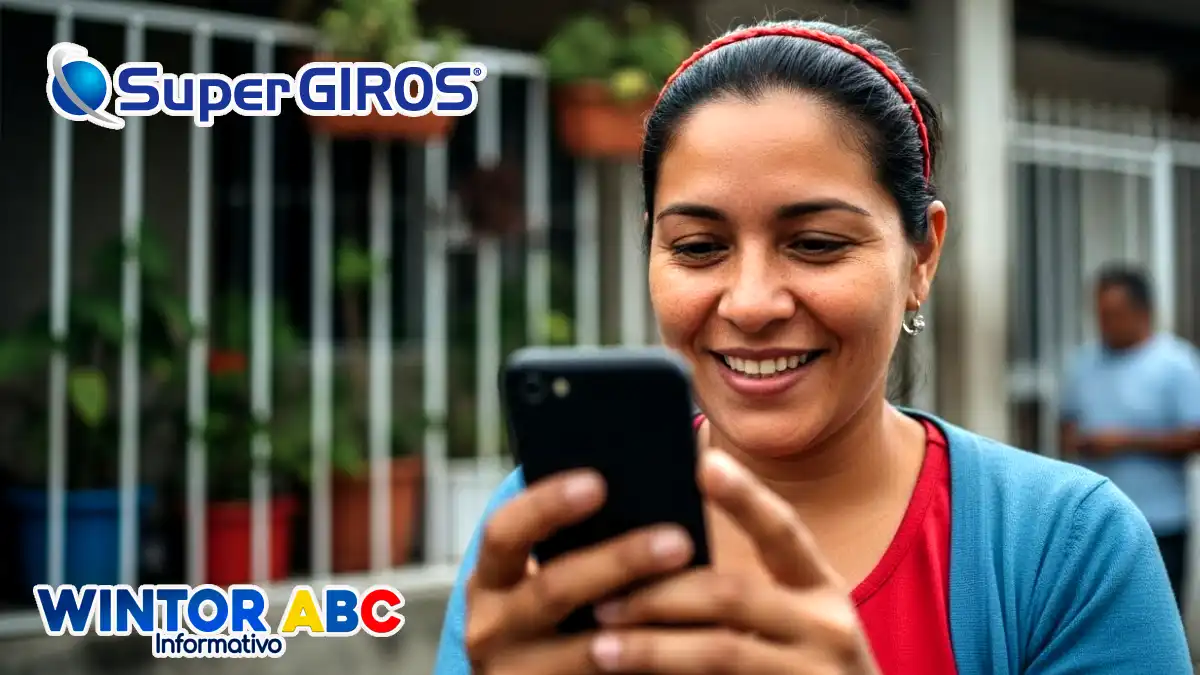 Imagen d emujer feliz al verificar desde su celular la Consulta en SuperGIROS