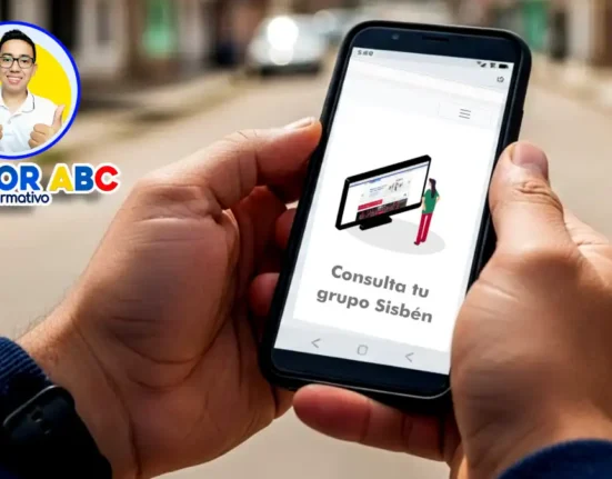 Imagen de manos sosteniendo el celular mostrando la Consulta tu puntaje