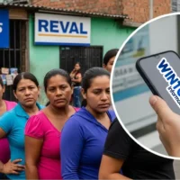 Imagen de mujeres verificando que este es el documento que exigen para retirar por giro