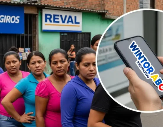 Imagen de mujeres verificando que este es el documento que exigen para retirar por giro