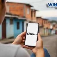 Imagen de una mujer con un celular en la mano viendo la noticia Grupos priorizados