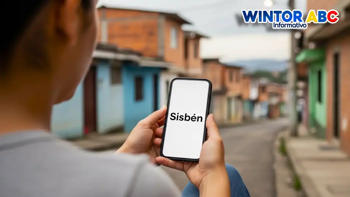 Imagen de una mujer con un celular en la mano viendo la noticia Grupos priorizados