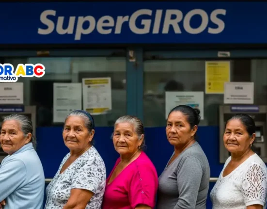 Imagen de adultos mayores felices al ver noticia de Hogares podrán verificar su giro