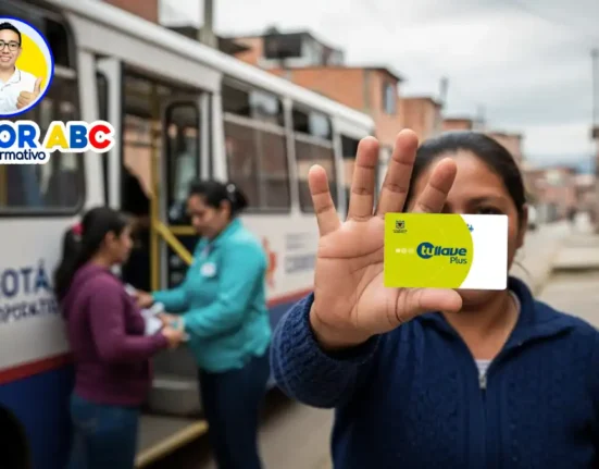 IMAGEN DE MUJER mostrando la tarjeta ya que recibio Pasajes gratis 2025