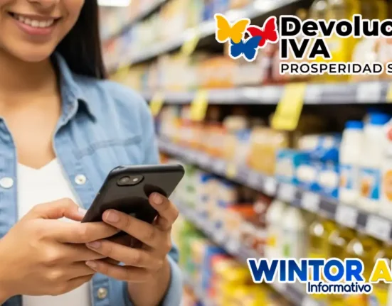 Imagen de mujer mirando su celular y leyendo la noticia si Tienes pago IVA