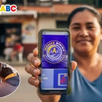 Imagen de una mujer mostrando su celular donde se ve cómo verificar con tu cédula el IMG