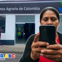 Imagen de una mujer que consulta en su celular el link del Banco Agrario