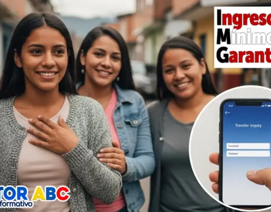 Imagen de mujeres humildes leyendo la noticia que más transferencias a nombre de mujeres