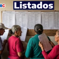 Imagen de adultos mayores mirando paso a paso para consultar el listado