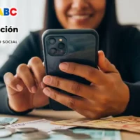 Imagen de mujer feliz al mirar en su celular pasos para consultar si salió con incentivo
