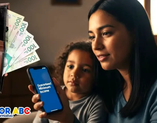 Imagen de madre e hijo mirando el celular para revisa tu liquidación