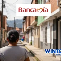 Imagen de una mujer divisando que sellan una alianza