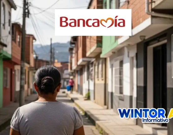 Imagen de una mujer divisando que sellan una alianza